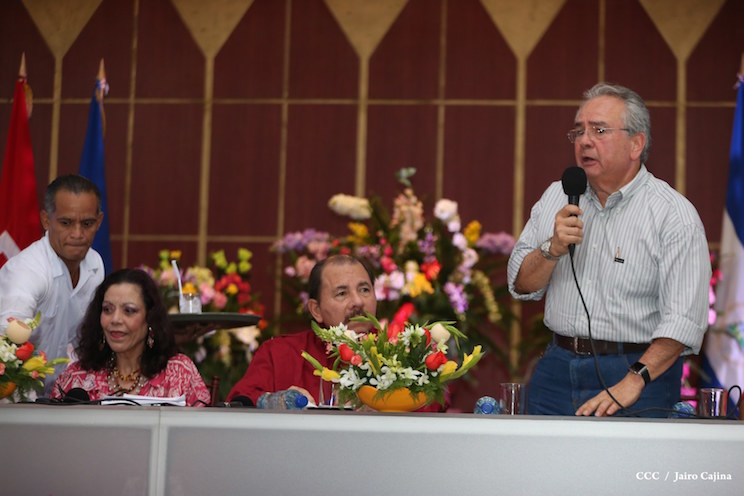 Compa&ntilde;ero Gustavo Porras con Daniel, Rosario y Trabajador@s